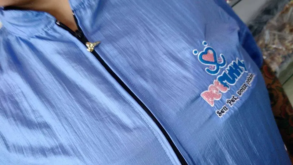 Uniforme PetFunny com logo bordada